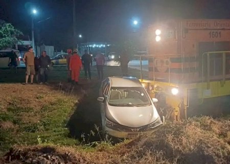 Carro é atingido por trem e arrastado por quase 100 metros em Corumbá
