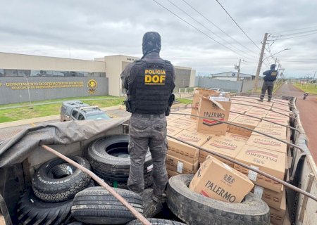 DOF apreende carreta com cigarros e pneus em Deodápolis avaliados em mais de R$ 1 milhão