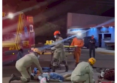 Durante fuga da PM, motocicleta colide com carro e deixa dois gravemente feridos em Caarapó