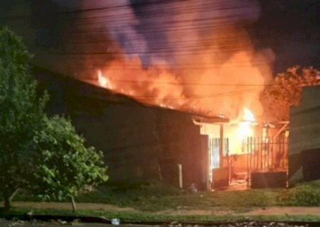 Homem agride companheira, não aceita separação e incendeia casa com as filhas dentro