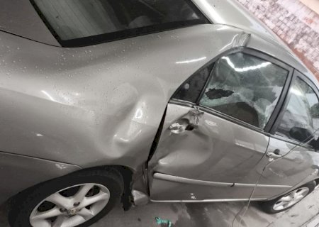 Motorista foge após bater carro carregado de droga em MS