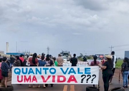 Moradores de sitiocas fecham a BR-163 e cobram segurança