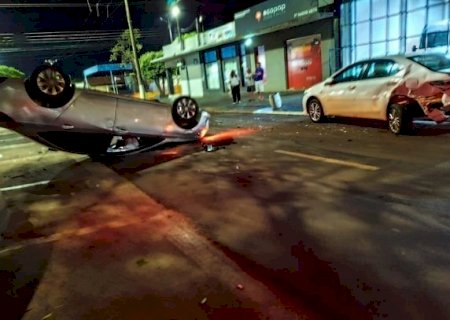 Motorista embriagado capota carro após colidir em veículo estacionado no centro de Caarapó