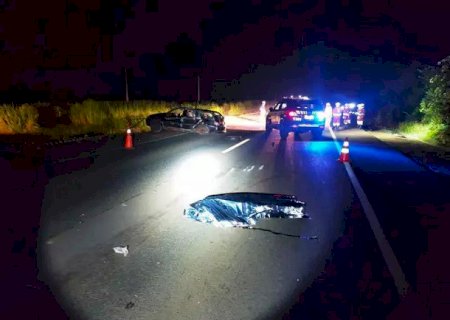 Motorista morre após capotamento na BR-163 com carro carregado de cigarros eletrônicos