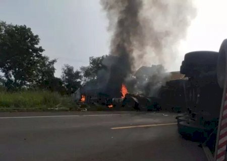 Colisão entre carretas interdita totalmente a BR-262 e deixa dois feridos graves