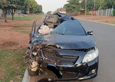 Homem fica gravemente ferido após carro atingir carreta estacionada na Vila Planalto