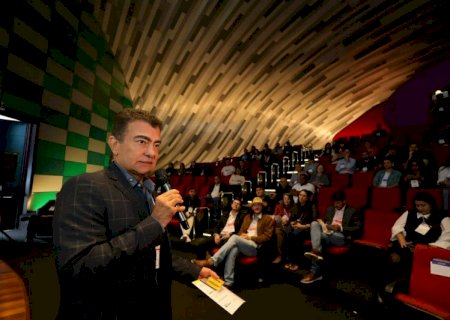 Marçal Filho recebe prêmio Prefeito Inovador por modernização dos serviços digitais em Dourados