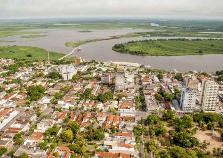 Homem é encontrado morto em quarto de motel e mulher deixa local antes da chegada do socorro