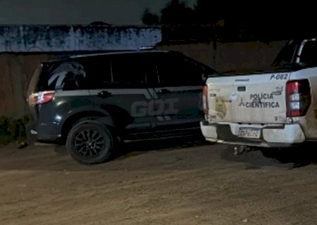 Homem &eacute; assassinado com 10 facadas e corpo abandonado em terreno