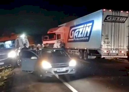 Colis&atilde;o entre ambul&acirc;ncia, carreta e carro deixa 12 feridos na BR-163