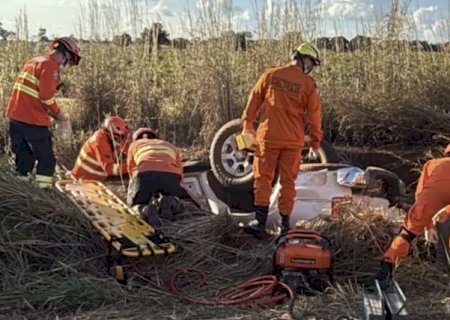 Caminhonete capota e deixa mulher presa &agrave;s ferragens