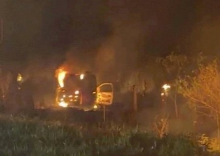Ambulância pega fogo após colidir com vaca na região de Dourados